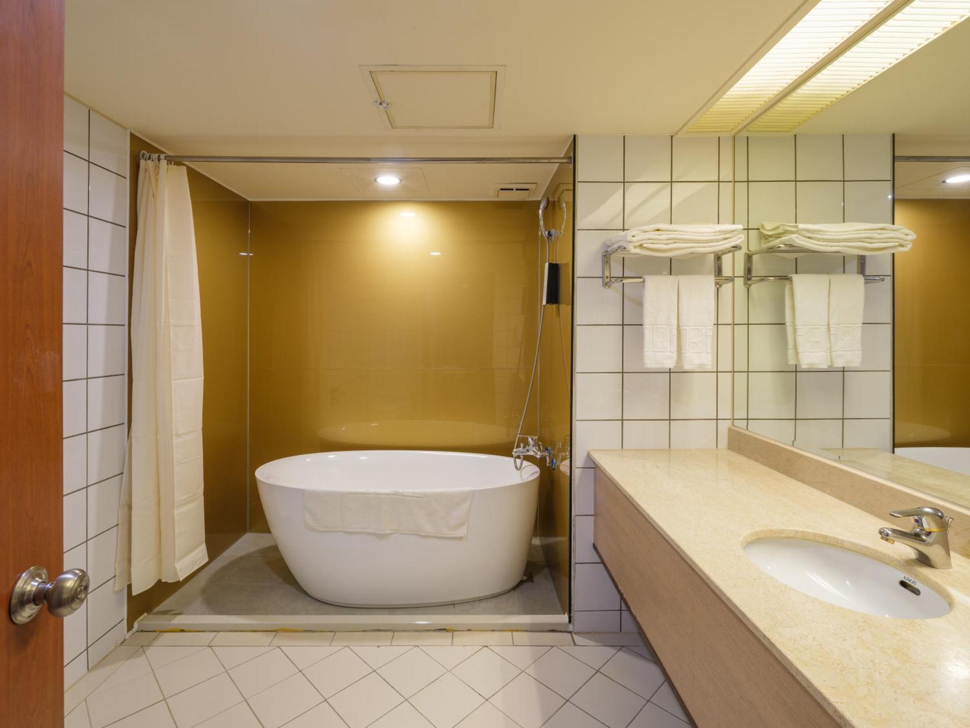 Rich & Free Hotel - Fuzhong 富逸旅趣-板橋府中館 Taipé Exterior foto